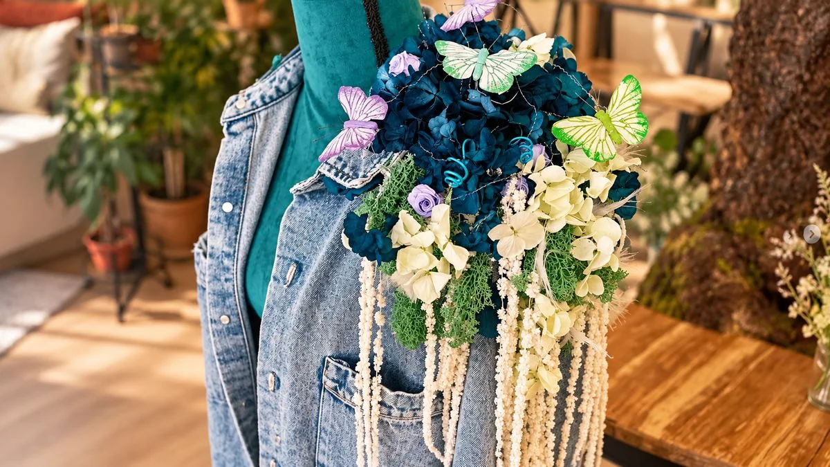 Veste en jean fleurie d’orchidées et de papillons